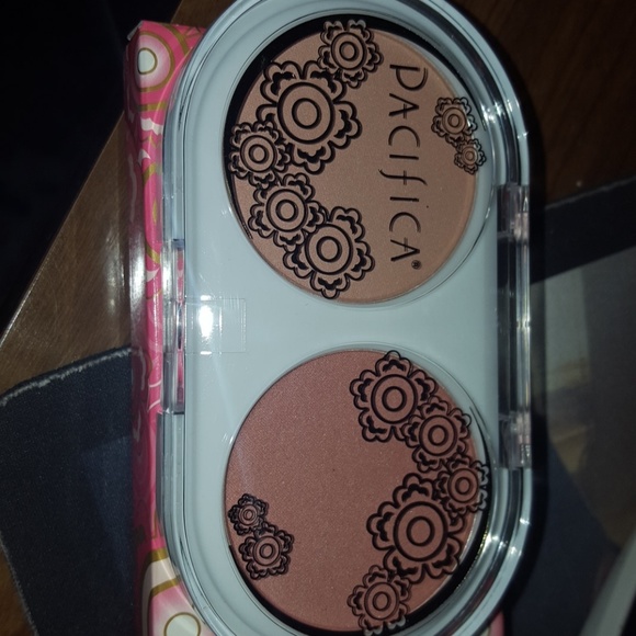 Blush and others - Picture 2 of 2